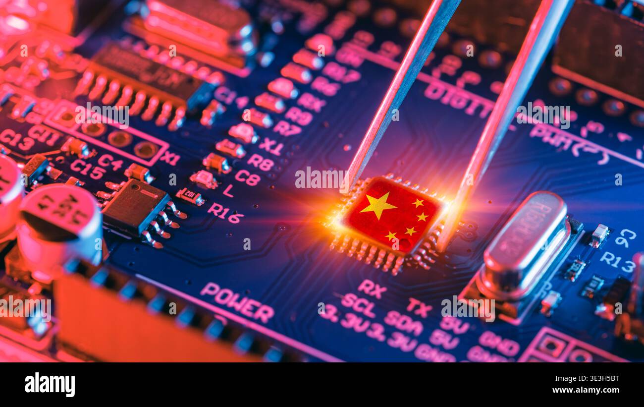 Chip war Concept, China Fahne auf Chip. CPU-Prozessor hergestellt in China. Chinesischer Mikroprozessorhersteller. Stockfoto