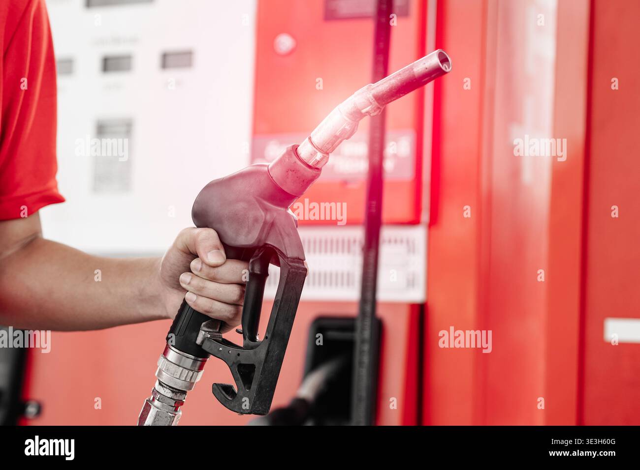 Kein Kraftstoff, keine Tankstelle, kein Service und Öl und Gas nicht verfügbar und Treibstoff Energie Engpässe während des Irankriegs Stockfoto