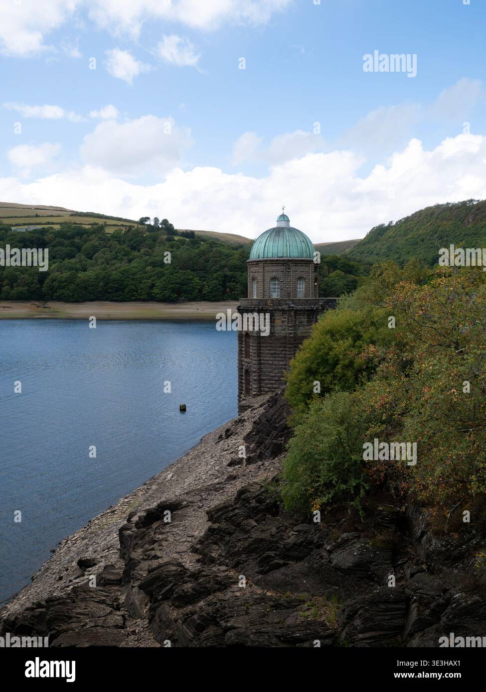 Der Foel Tower oberhalb des Garreg Ddu Dam im Elan Valley ist der Ausgangspunkt für die Aufrechterhaltung einer konstanten Wasserversorgung nach Birmingham. Stockfoto