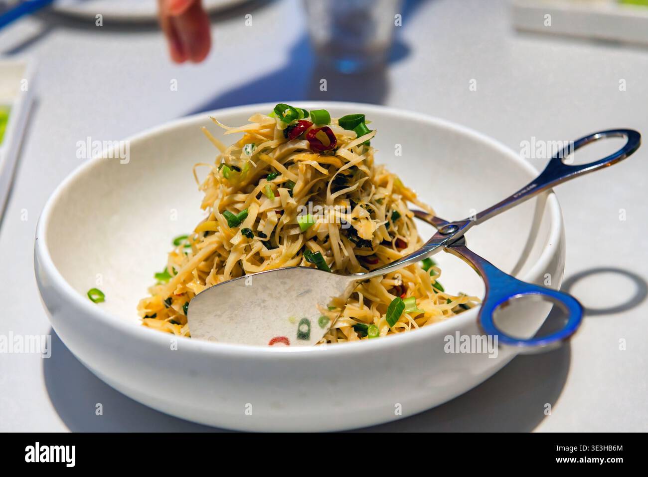 Peking, China - 19. März 2026: Bambus mit Zwiebelöl wirft Vorspeise in einer weißen Schüssel. Stockfoto