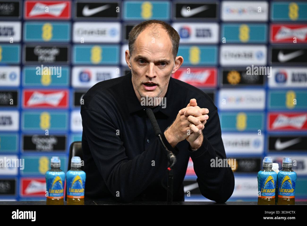LONDON, ENGLAND - 20. MÄRZ: Thomas Tuchel, Cheftrainer der englischen Nationalmannschaft , spricht während einer Pressekonferenz im Wembley Stadium auf M vor den Medien Stockfoto