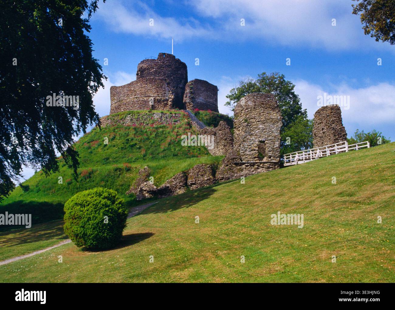 Blick auf Launceston Castle, Cornwall, England, Großbritannien, vom Castle Green aus auf die normannische Motte und die C12th-C13th Shell-Donjon, die Treppe und das innere Torhaus. Stockfoto