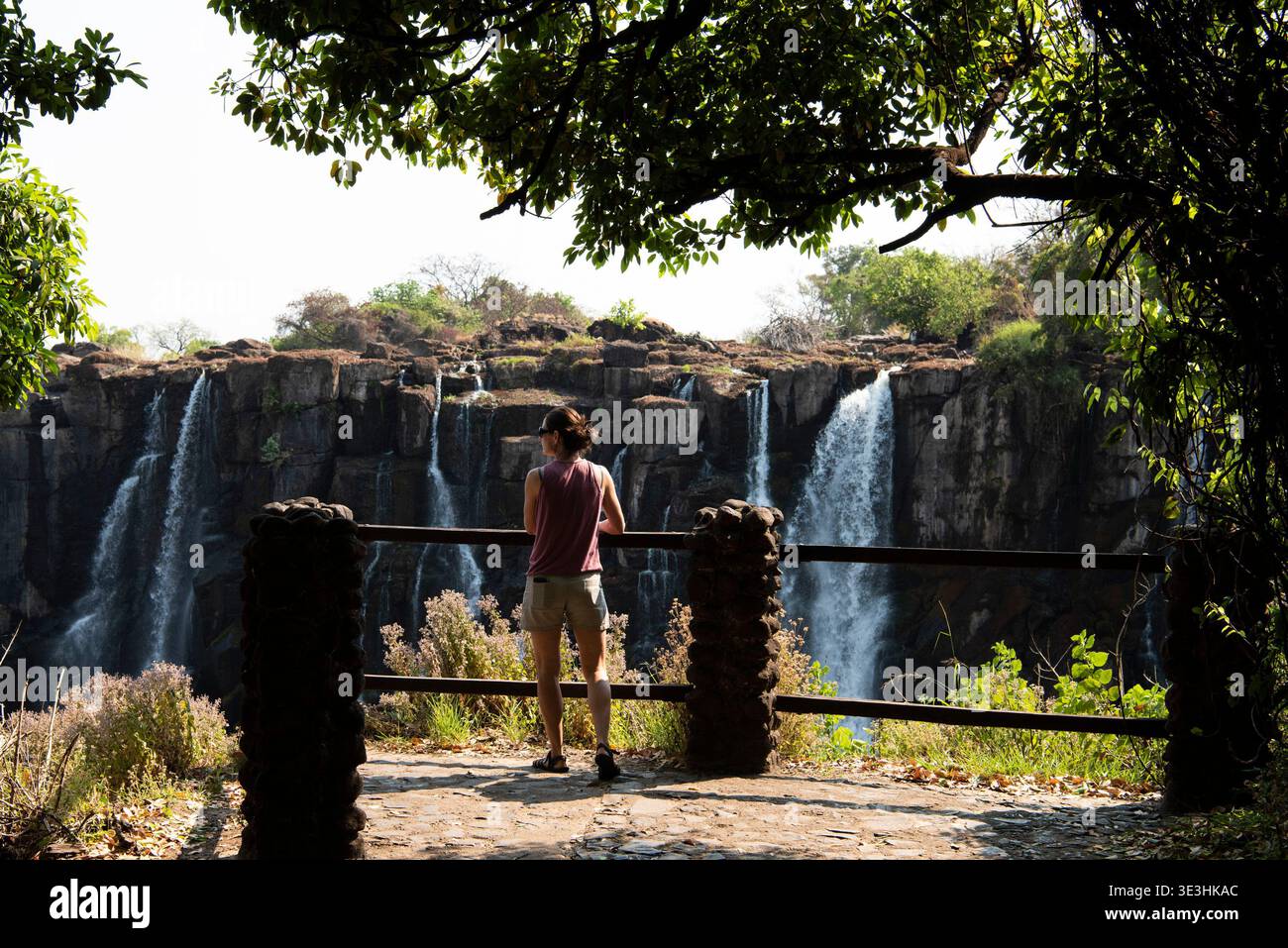 Touristen in Victoria Falls, Mosi-oa-Tunya Nationalpark, Livingstone, Sambia Stockfoto