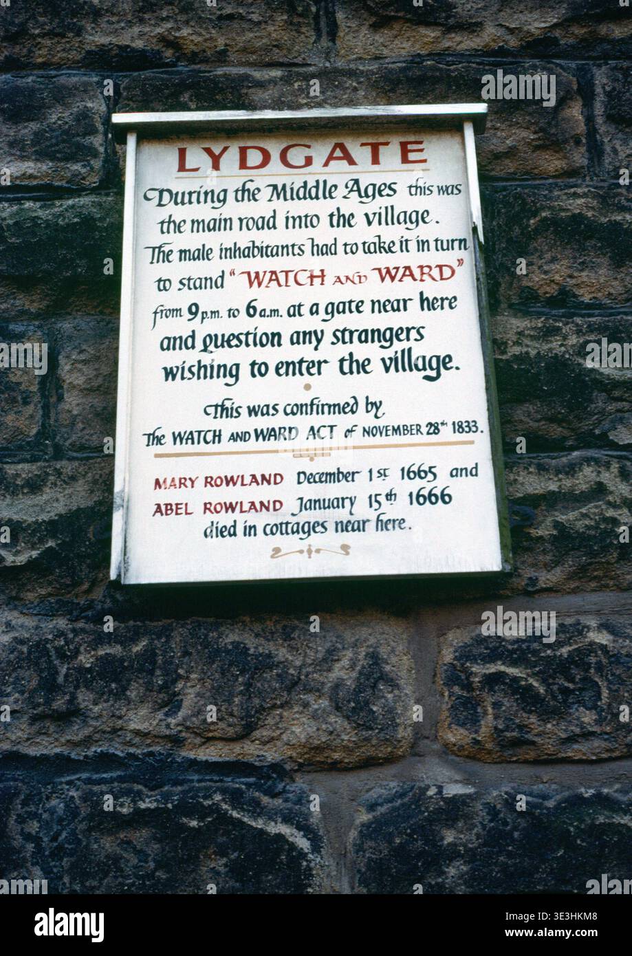 Eine Mitteilung in Lydgate, Eyam, Derbyshire, England, Vereinigtes Königreich, erklären Sie das Wachdienst- und Wachsystem, das das Dorftor zwischen 21:00 Uhr und 6:00 Uhr vor Fremden bewacht Stockfoto