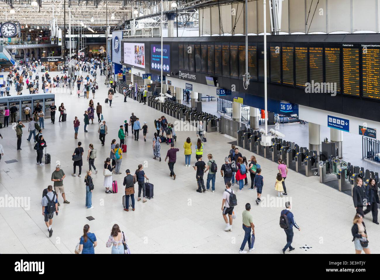 Beschäftigte Pendler in der Bahnhofshalle London Waterloo. London, UK, 23. Juli 2023 Stockfoto