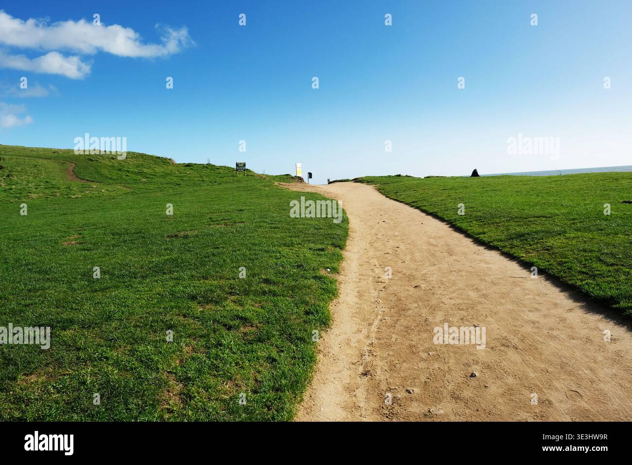 Fußweg vom Parkplatz zum Strand in Charmouth, Dorset, Großbritannien Stockfoto