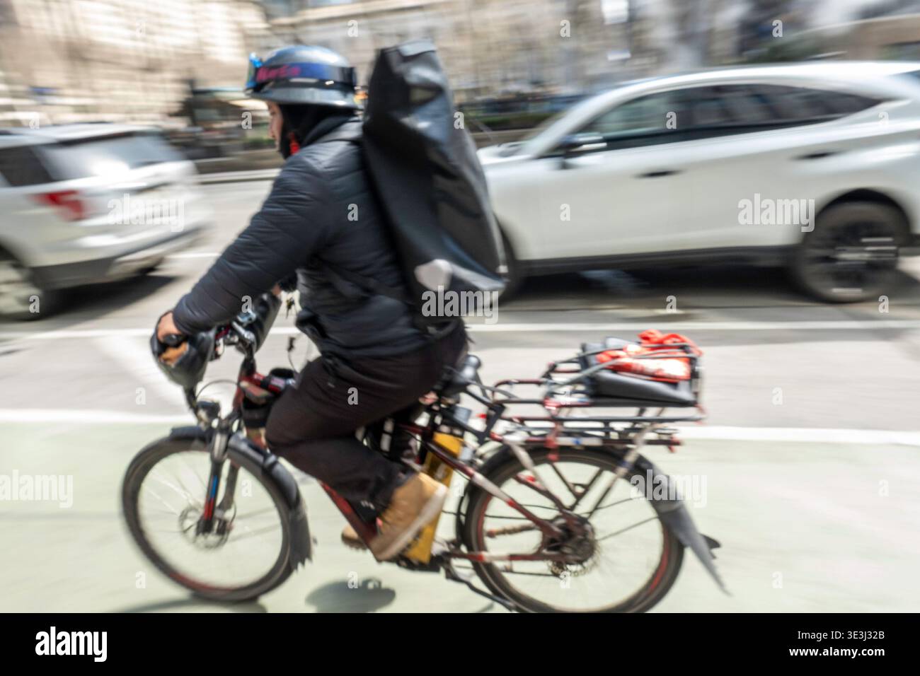 E-Bike-Boten bewegen Lebensmittel und Waren schnell durch New York City, 2026, USA Stockfoto
