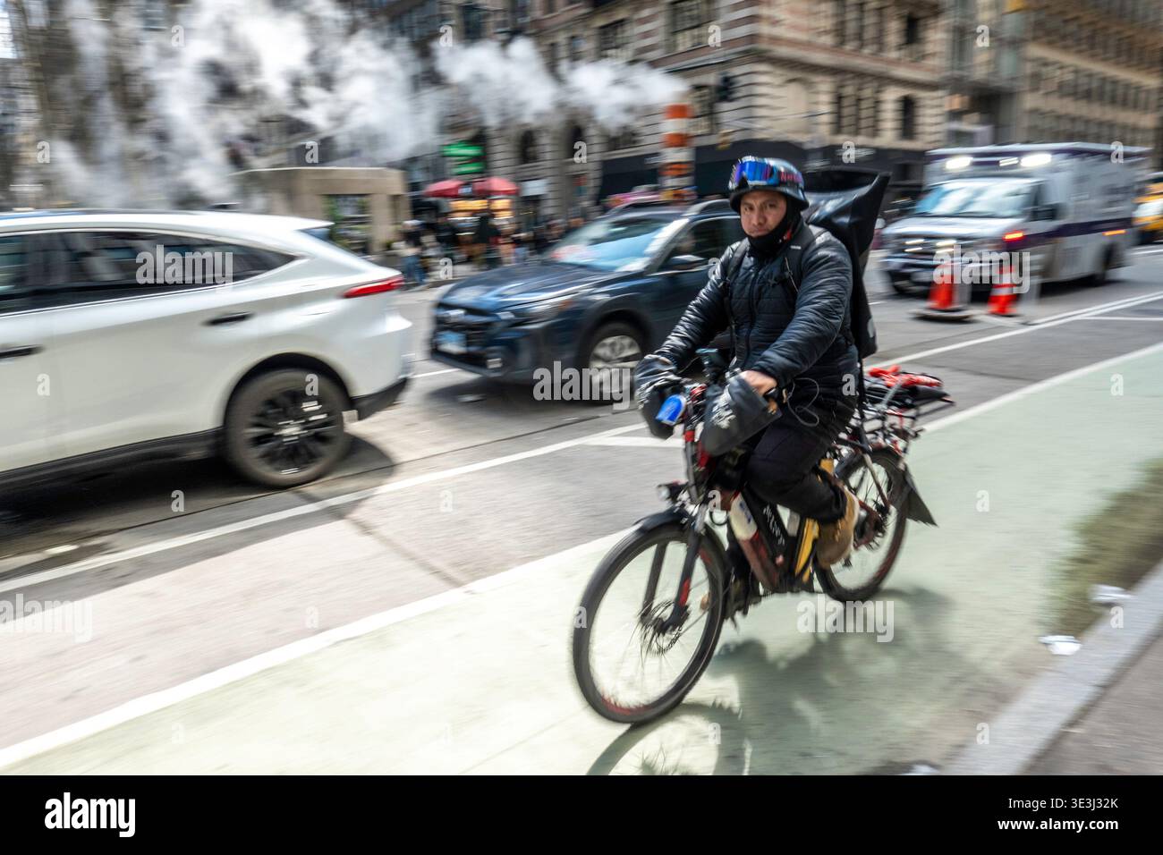 E-Bike-Boten bewegen Lebensmittel und Waren schnell durch New York City, 2026, USA Stockfoto