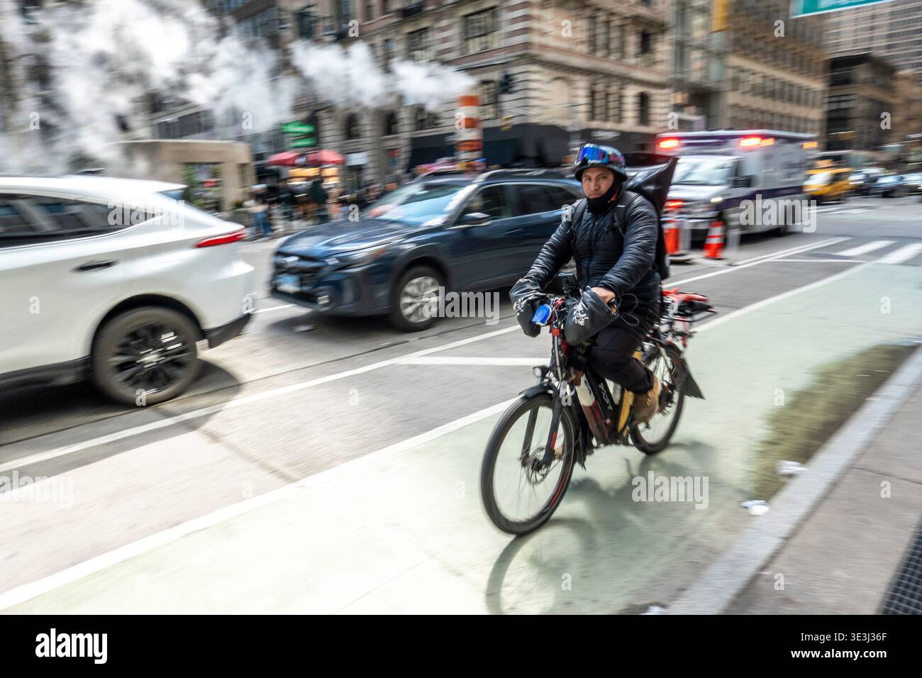 E-Bike-Boten bewegen Lebensmittel und Waren schnell durch New York City, 2026, USA Stockfoto