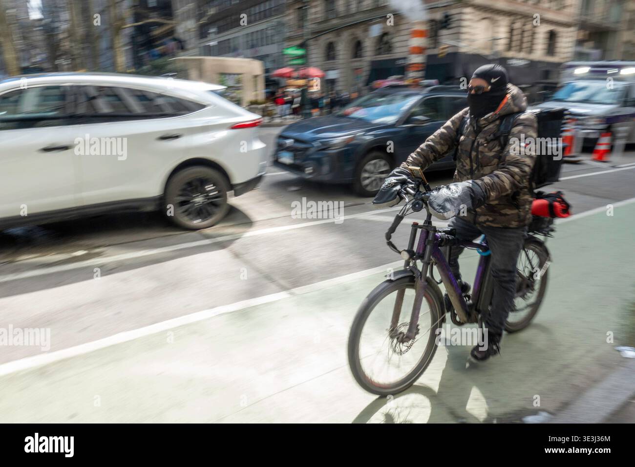 E-Bike-Boten bewegen Lebensmittel und Waren schnell durch New York City, 2026, USA Stockfoto