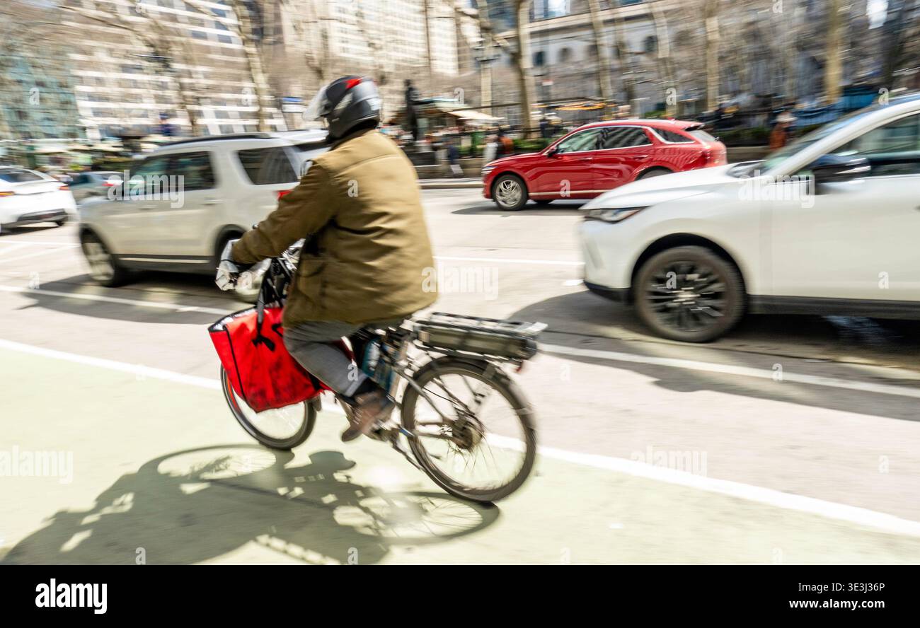 E-Bike-Boten bewegen Lebensmittel und Waren schnell durch New York City, 2026, USA Stockfoto
