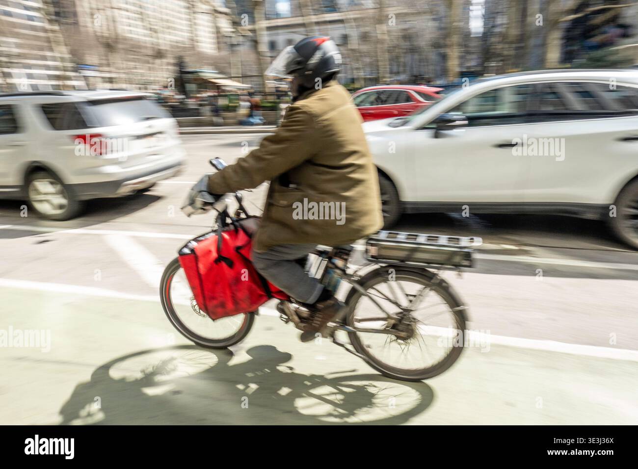 E-Bike-Boten bewegen Lebensmittel und Waren schnell durch New York City, 2026, USA Stockfoto