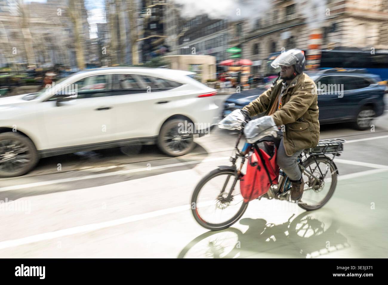 E-Bike-Boten bewegen Lebensmittel und Waren schnell durch New York City, 2026, USA Stockfoto