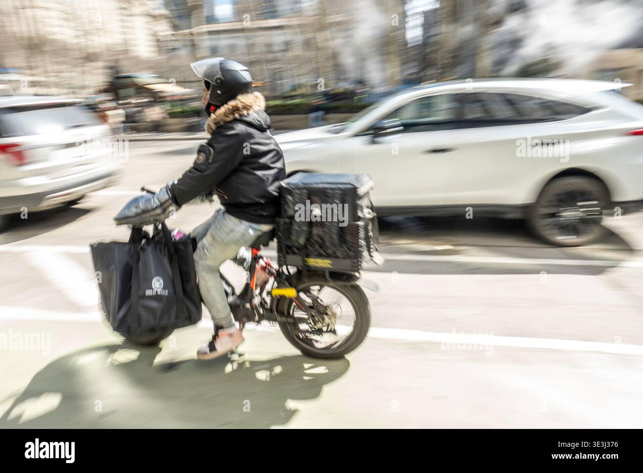 E-Bike-Boten bewegen Lebensmittel und Waren schnell durch New York City, 2026, USA Stockfoto