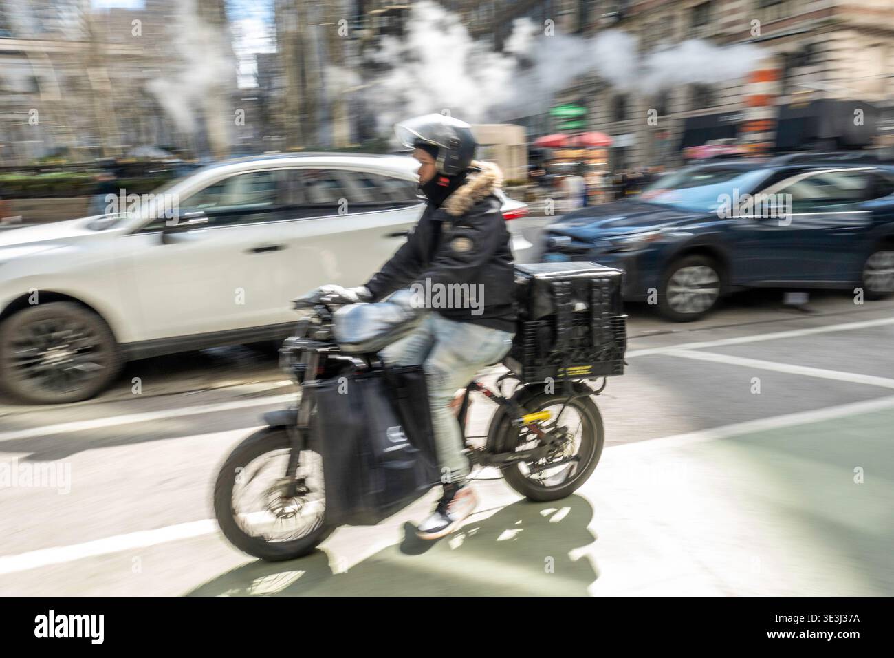E-Bike-Boten bewegen Lebensmittel und Waren schnell durch New York City, 2026, USA Stockfoto