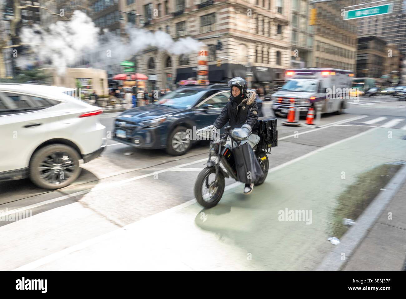 E-Bike-Boten bewegen Lebensmittel und Waren schnell durch New York City, 2026, USA Stockfoto
