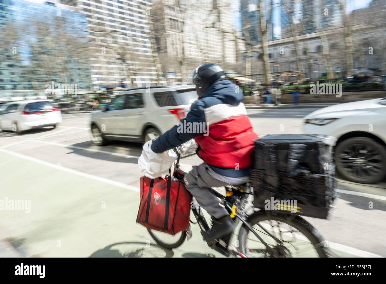 E-Bike-Boten bewegen Lebensmittel und Waren schnell durch New York City, 2026, USA Stockfoto