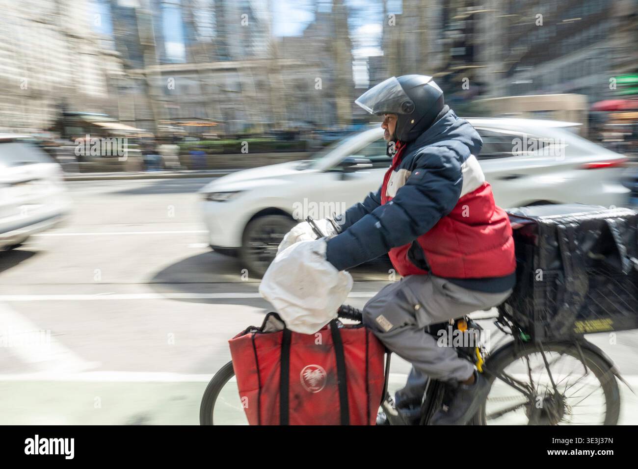 E-Bike-Boten bewegen Lebensmittel und Waren schnell durch New York City, 2026, USA Stockfoto
