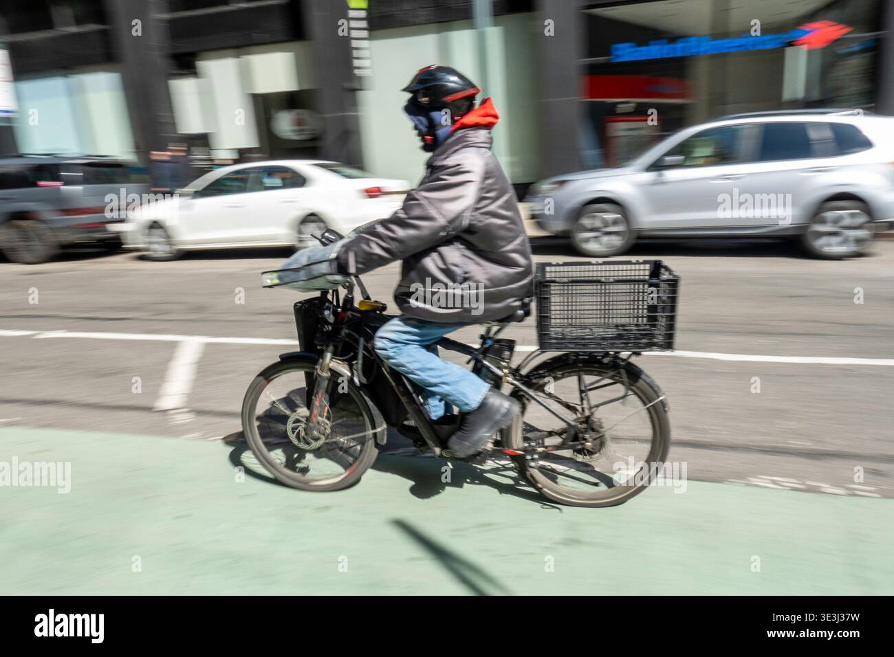 E-Bike-Boten bewegen Lebensmittel und Waren schnell durch New York City, 2026, USA Stockfoto