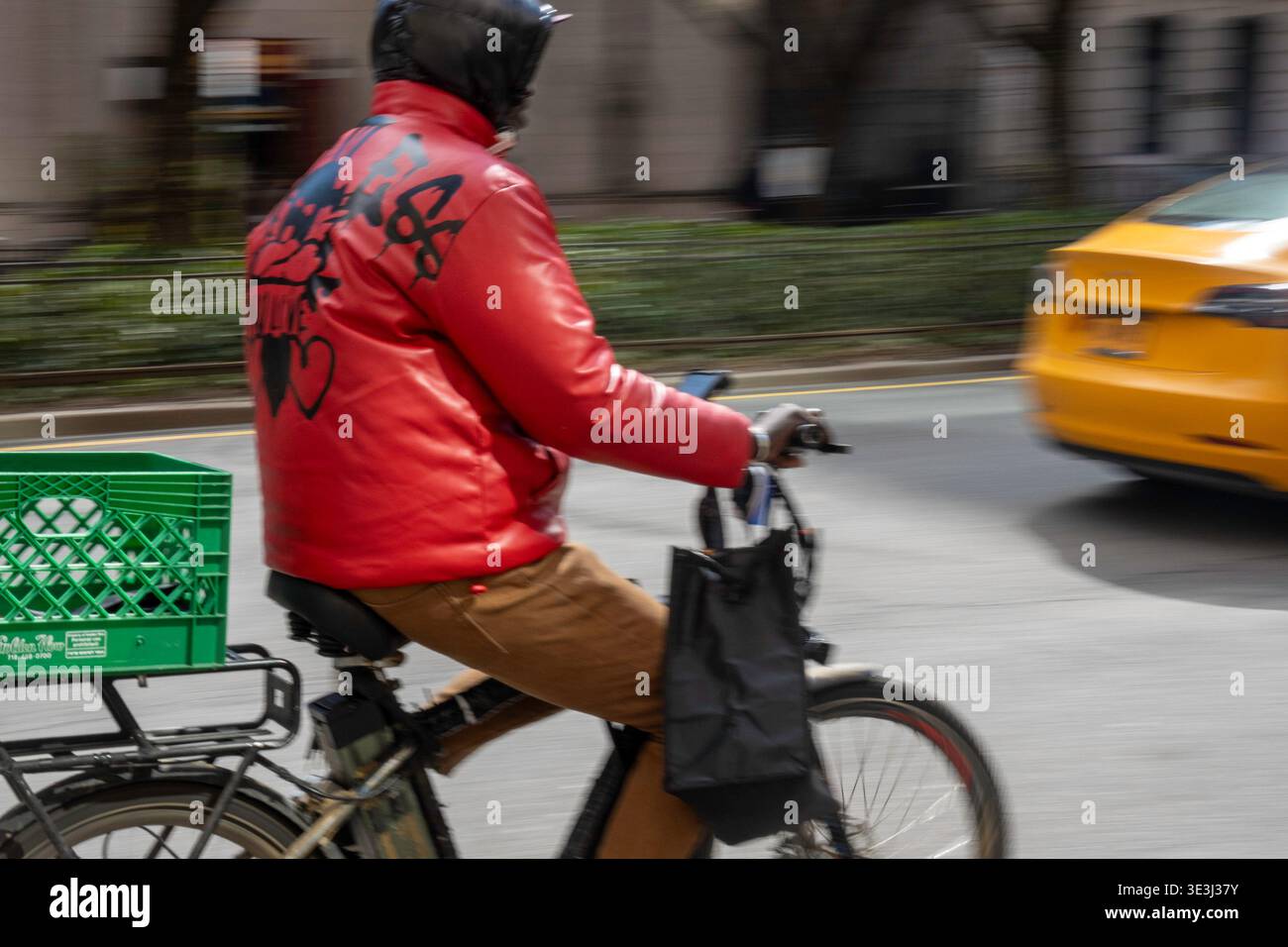E-Bike-Boten bewegen Lebensmittel und Waren schnell durch New York City, 2026, USA Stockfoto