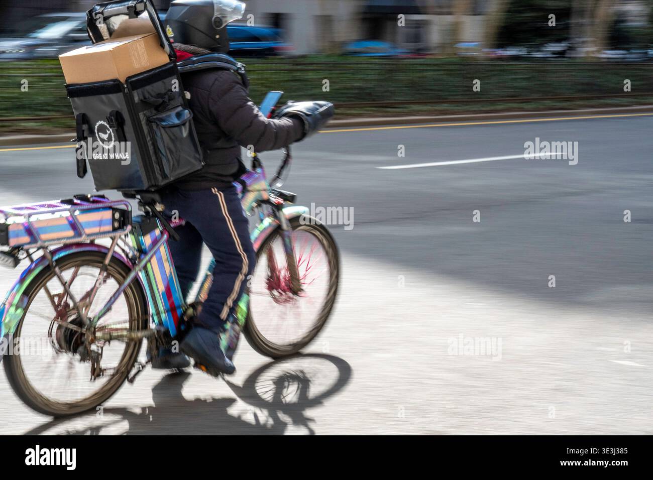 E-Bike-Boten bewegen Lebensmittel und Waren schnell durch New York City, 2026, USA Stockfoto