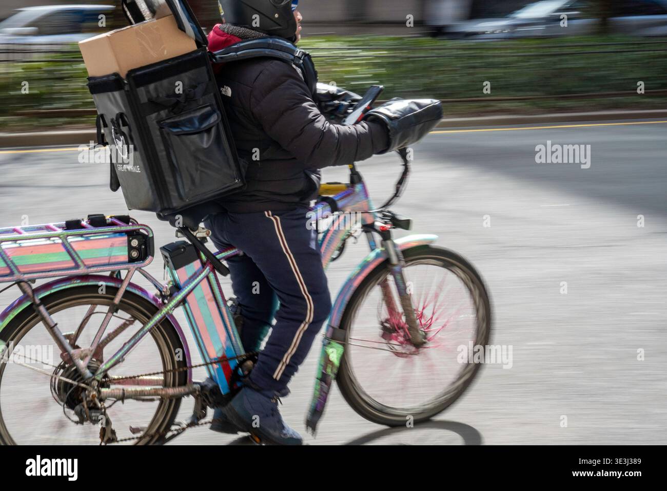 E-Bike-Boten bewegen Lebensmittel und Waren schnell durch New York City, 2026, USA Stockfoto