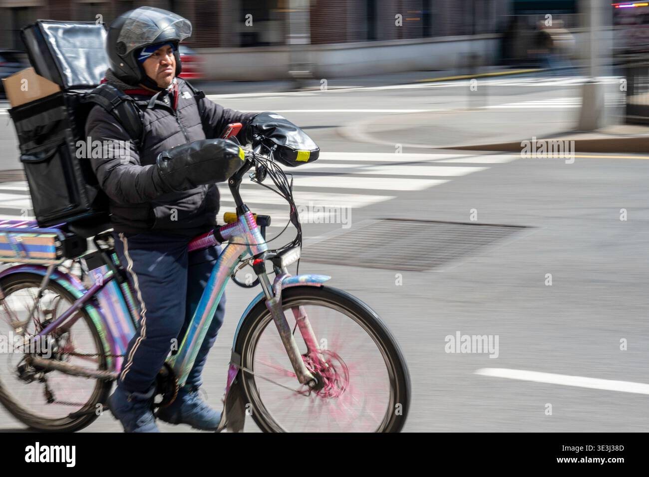 E-Bike-Boten bewegen Lebensmittel und Waren schnell durch New York City, 2026, USA Stockfoto
