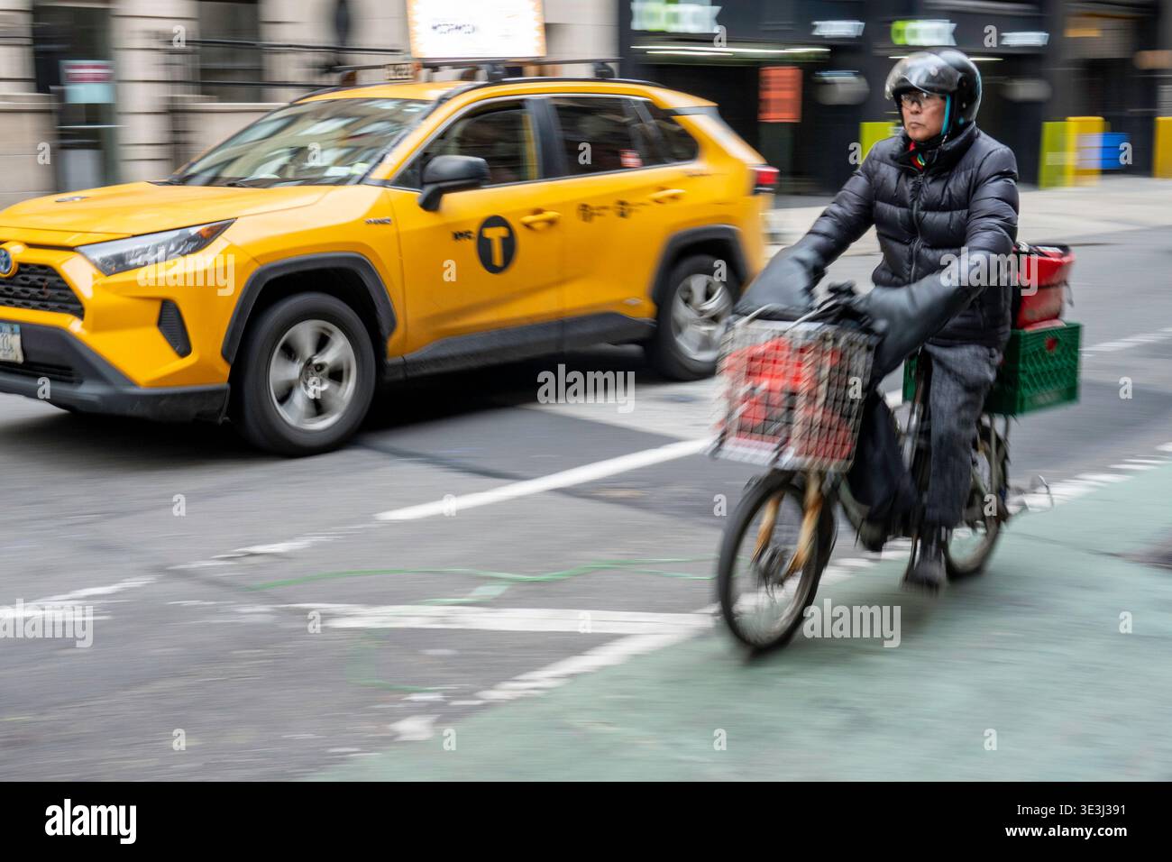 E-Bike-Boten bewegen Lebensmittel und Waren schnell durch New York City, 2026, USA Stockfoto