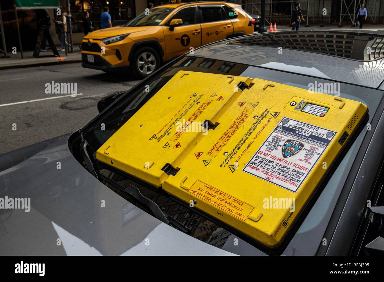 Der Nakel ist ein Drucksensor, der die Sicht des Fahrers verdeckt und dort für illegales Parken platziert wird, 2026, NYC, USA Stockfoto