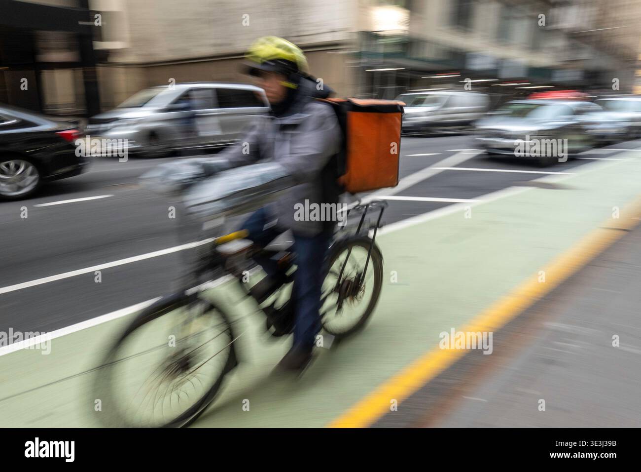 E-Bike-Boten bewegen Lebensmittel und Waren schnell durch New York City, 2026, USA Stockfoto