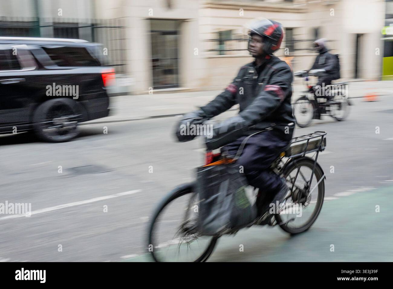 E-Bike-Boten bewegen Lebensmittel und Waren schnell durch New York City, 2026, USA Stockfoto