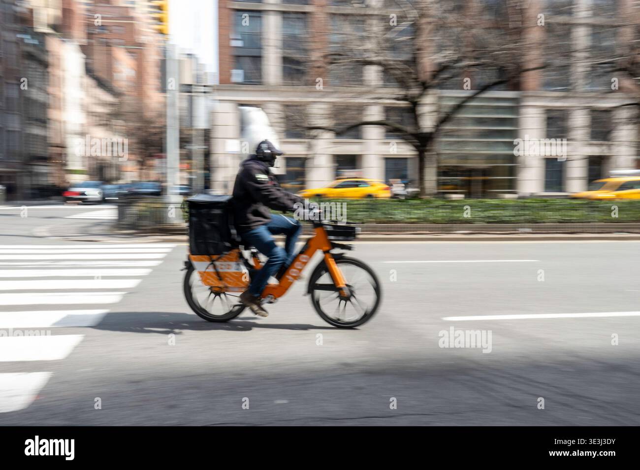 E-Bike-Boten bewegen Lebensmittel und Waren schnell durch New York City, 2026, USA Stockfoto