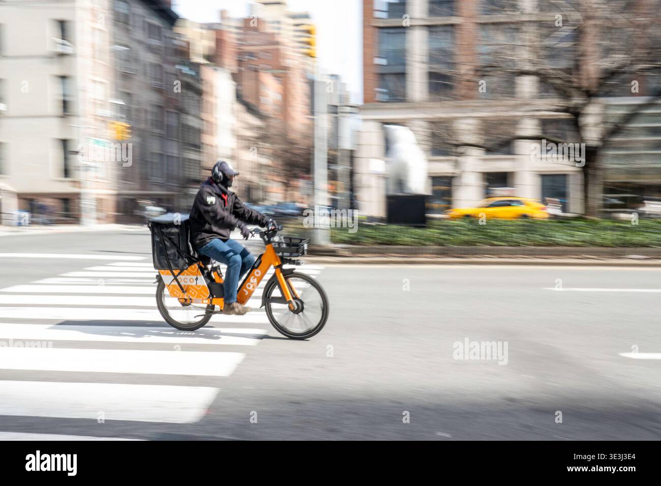 E-Bike-Boten bewegen Lebensmittel und Waren schnell durch New York City, 2026, USA Stockfoto