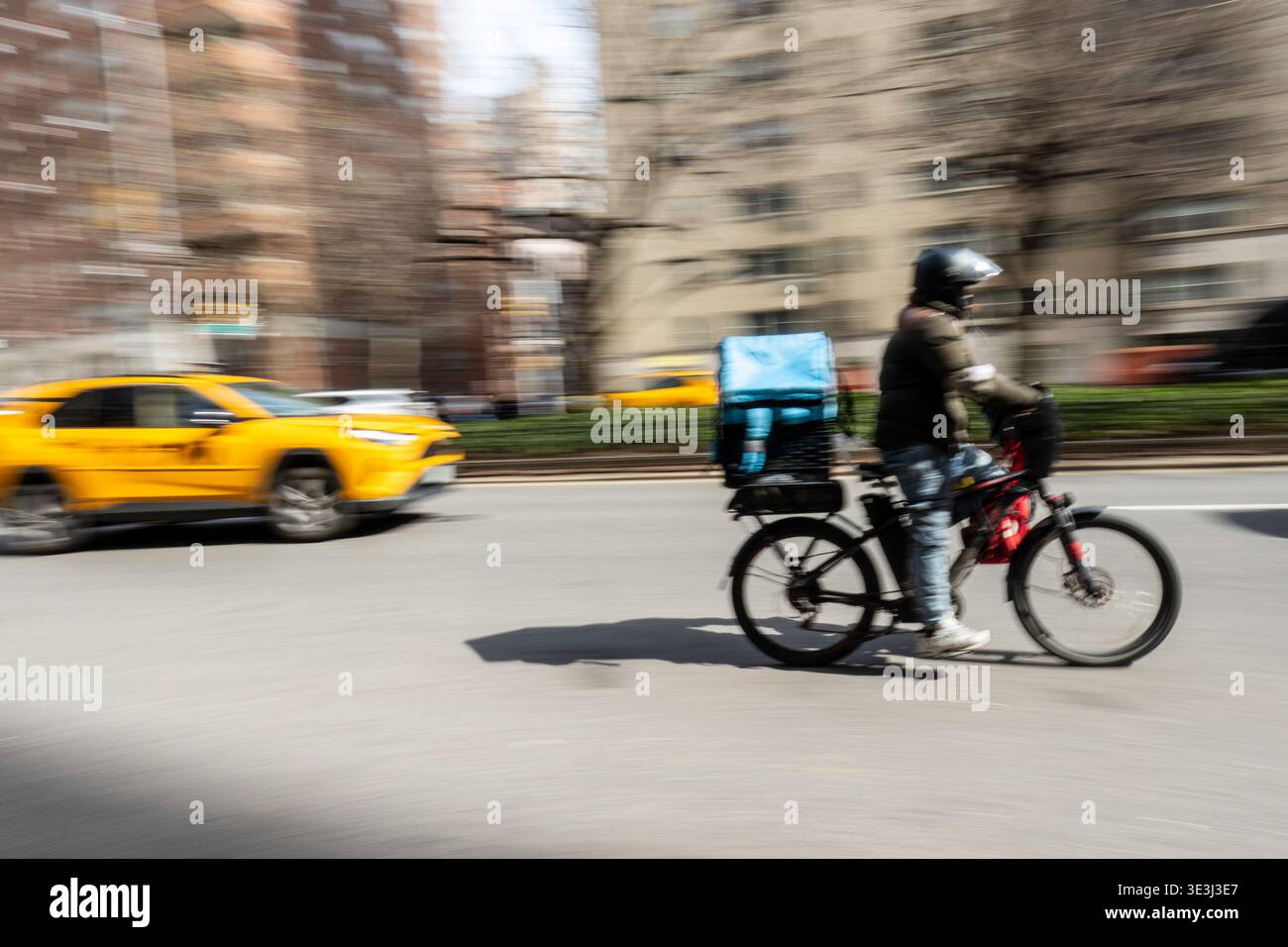 E-Bike-Boten bewegen Lebensmittel und Waren schnell durch New York City, 2026, USA Stockfoto