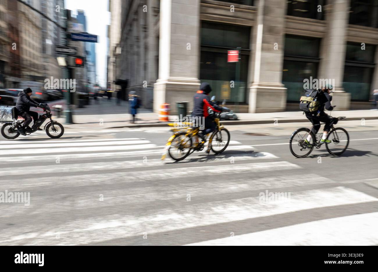E-Bike-Boten bewegen Lebensmittel und Waren schnell durch New York City, 2026, USA Stockfoto
