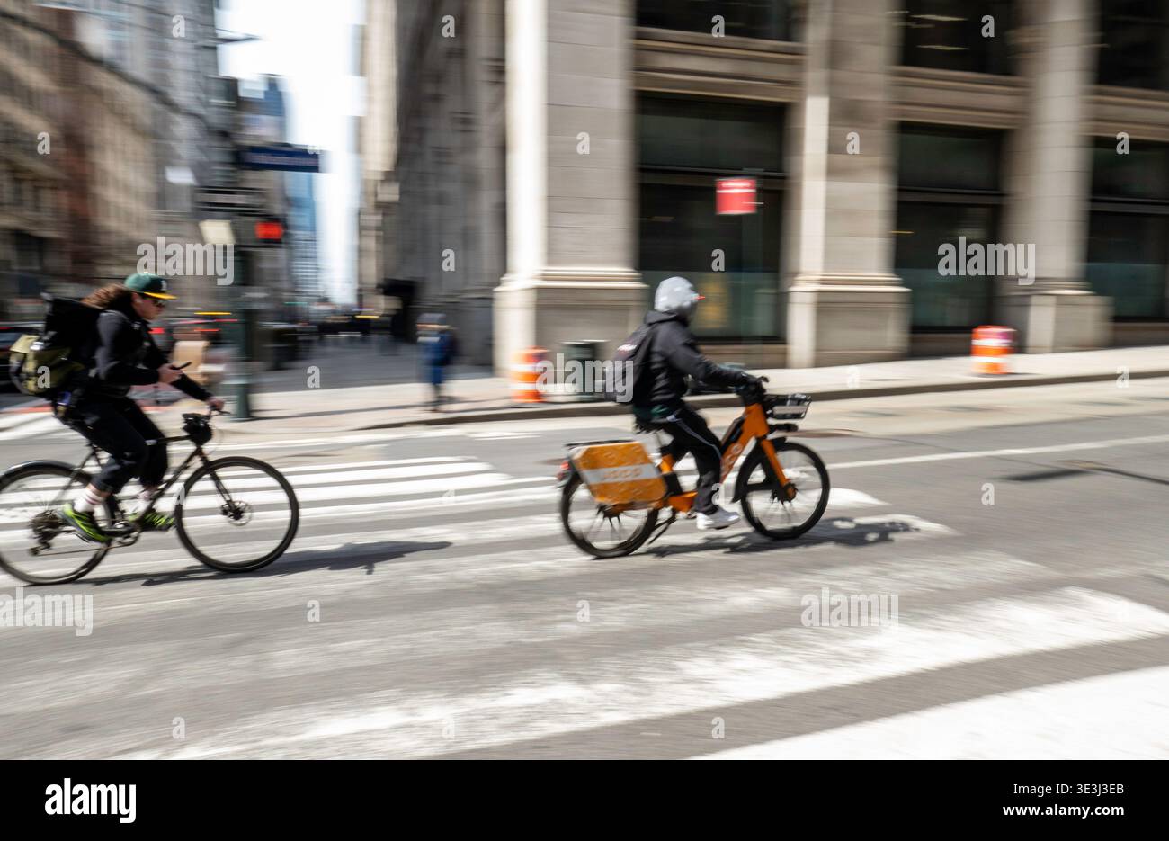 E-Bike-Boten bewegen Lebensmittel und Waren schnell durch New York City, 2026, USA Stockfoto