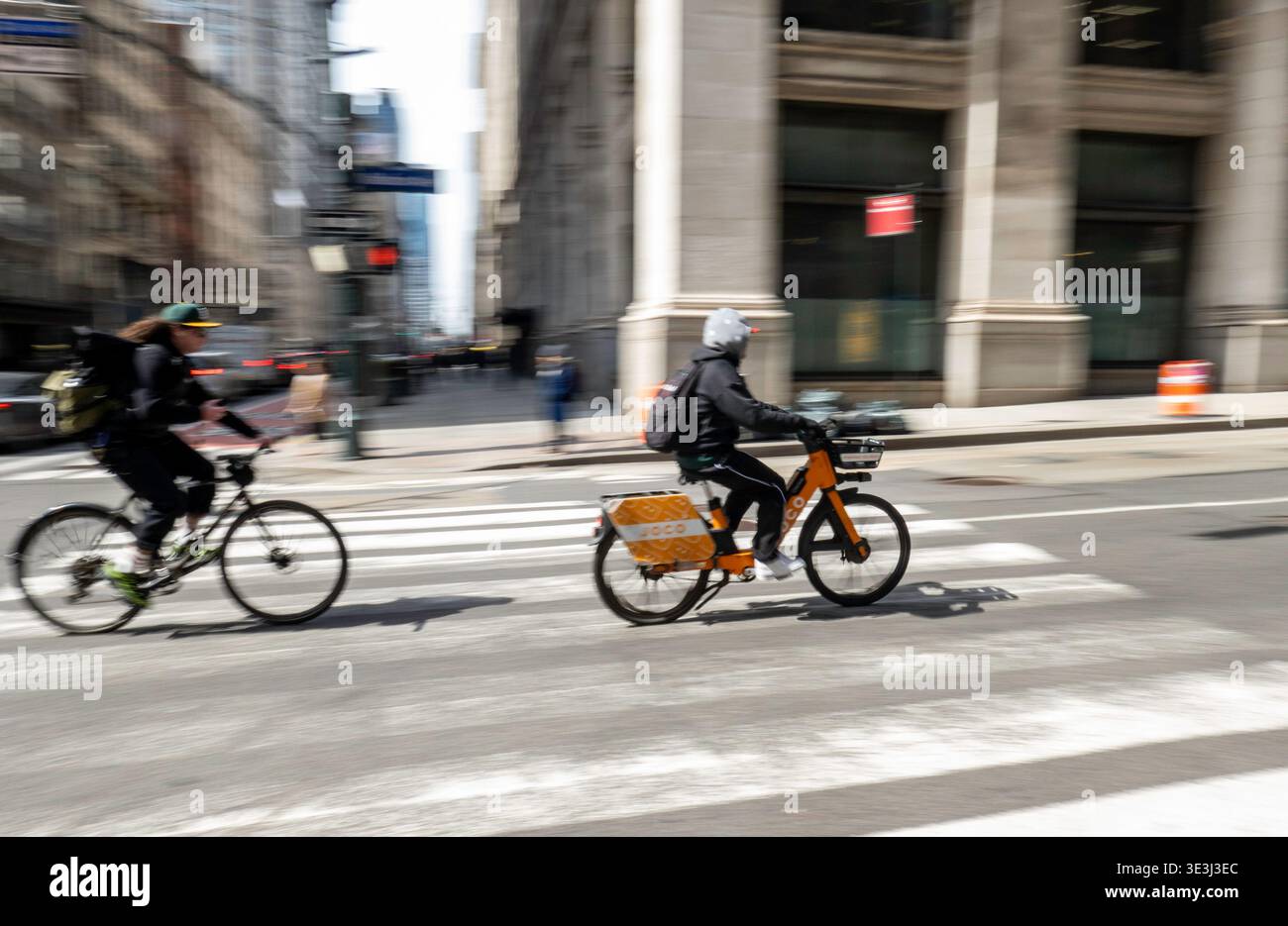 E-Bike-Boten bewegen Lebensmittel und Waren schnell durch New York City, 2026, USA Stockfoto