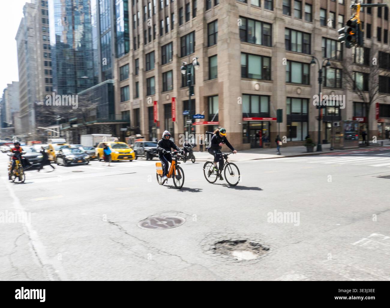E-Bike-Boten bewegen Lebensmittel und Waren schnell durch New York City, 2026, USA Stockfoto