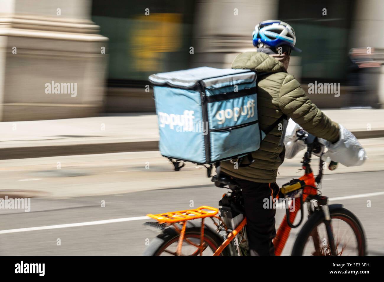 E-Bike-Boten bewegen Lebensmittel und Waren schnell durch New York City, 2026, USA Stockfoto