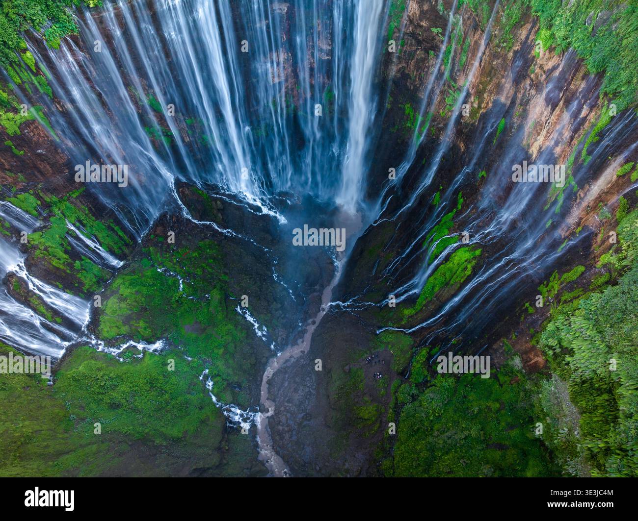 Blick von oben auf den Tumpak Sewu Wasserfall in Malang, Ost-Java, Indonesien Stockfoto