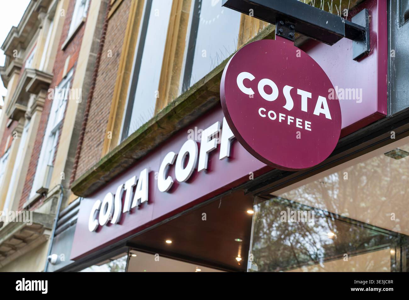 Blick von außen auf ein Costa Coffee Shop Schild in der Hauptstraße in Worcester, Großbritannien. Stockfoto
