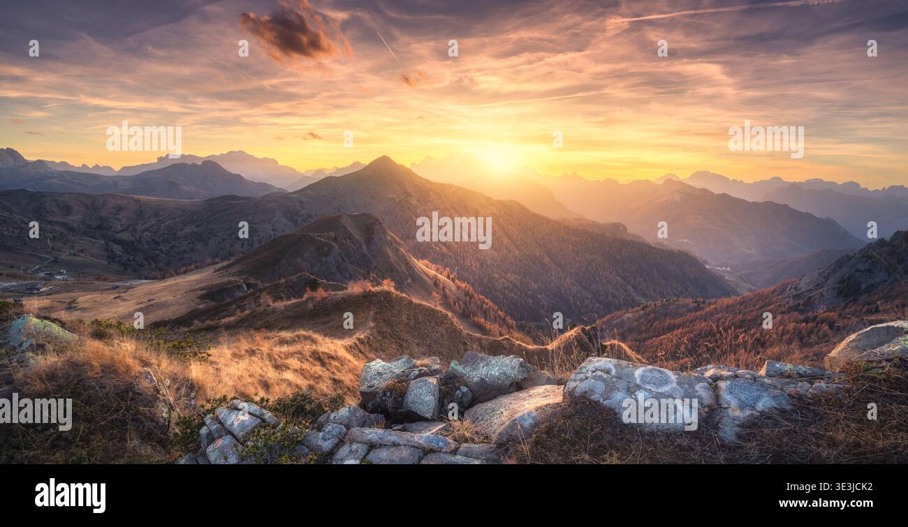 Steine und Berge bei farbenfrohem Sonnenuntergang im Herbst Stockfoto