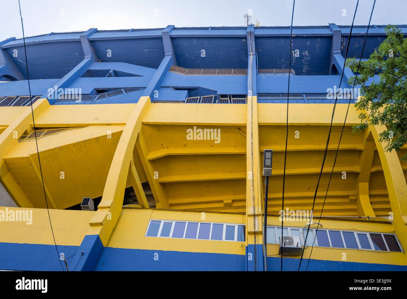 Stadtbild mit Verkürzung der Fußballarena La Boca in argentinischer Hauptstadt, aufgenommen im hellen Sommerlicht in Buenos Aires, Argentinien Stockfoto