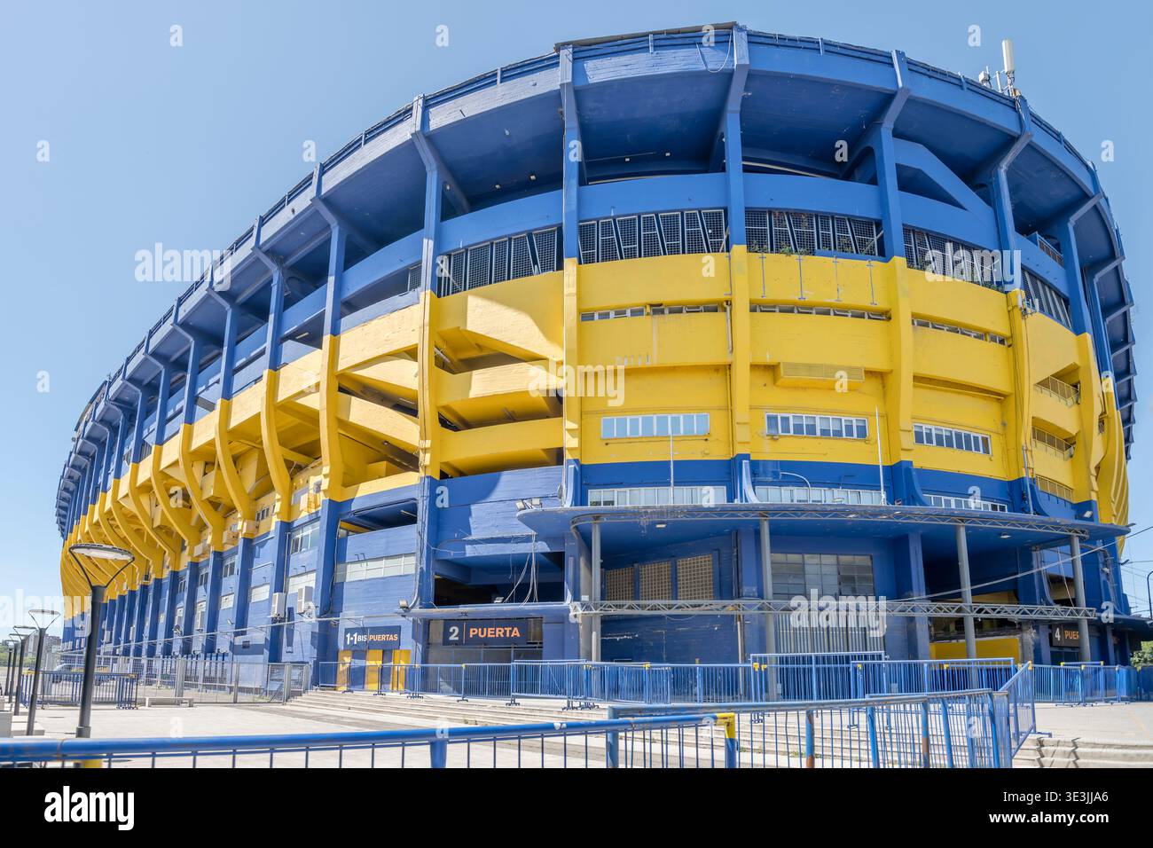Stadtlandschaft mit farbenfroher Fußballarena La Boca in argentinischer Hauptstadt, aufgenommen im hellen Sommerlicht in Buenos Aires, Argentinien Stockfoto