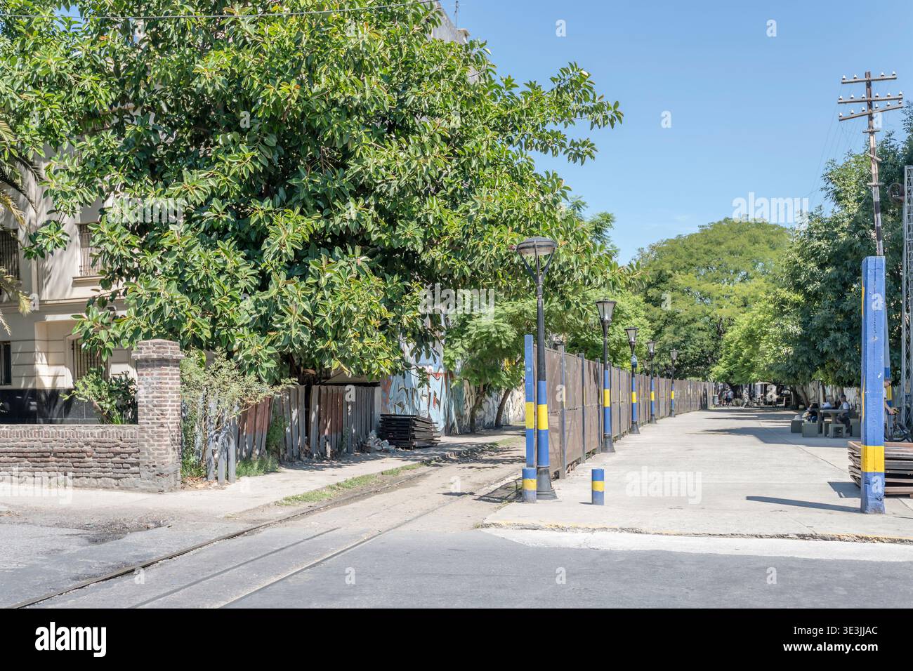 Stadtbild mit Eisenbahngleisen im Viertel La Boca in argentinischer Hauptstadt, aufgenommen im hellen Sommerlicht in Buenos Aires, Argentinien Stockfoto