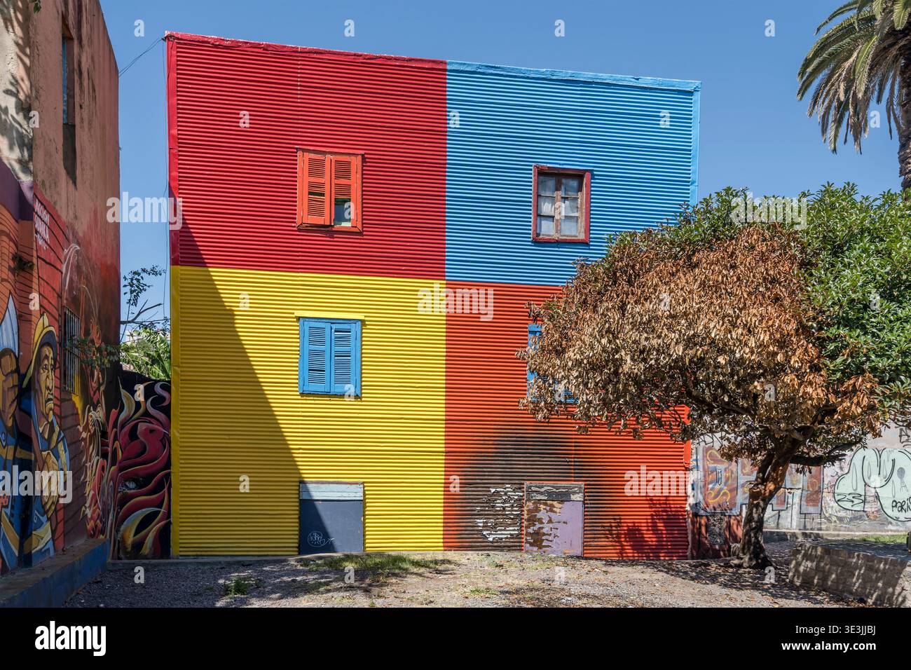 Stadtbild mit Wellblechfassade eines malerischen Hauses im Viertel La Boca in argentinischer Hauptstadt, aufgenommen im hellen Sommerlicht in Buenos Aires, Stockfoto