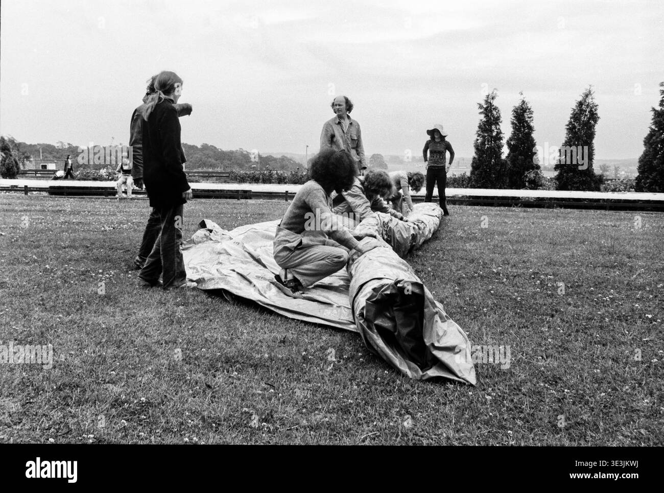 Die Crew der Community Art Group Action Space stellt im Kingstanding, Birmingham, 1973, inlflatable Spielstrukturen vor, bevor sie aufgeblasen werden. Stockfoto
