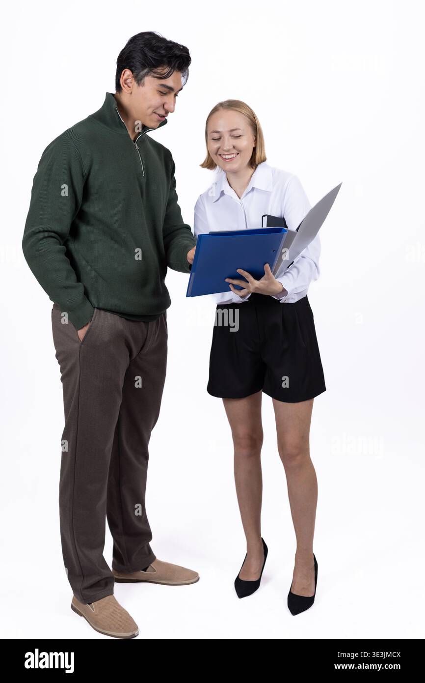 Mann und Frau, die im Stehen auf einen Laptop schauen Stockfoto