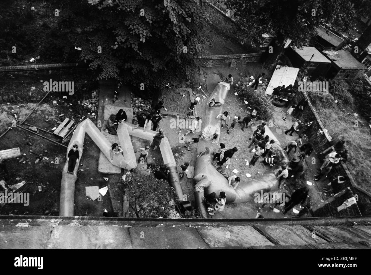 Kinder spielen auf den unplattbaren Spielstrukturen der Community Art Group Action Space bei einer Veranstaltung im Tufnel Park, London, 1973 Stockfoto