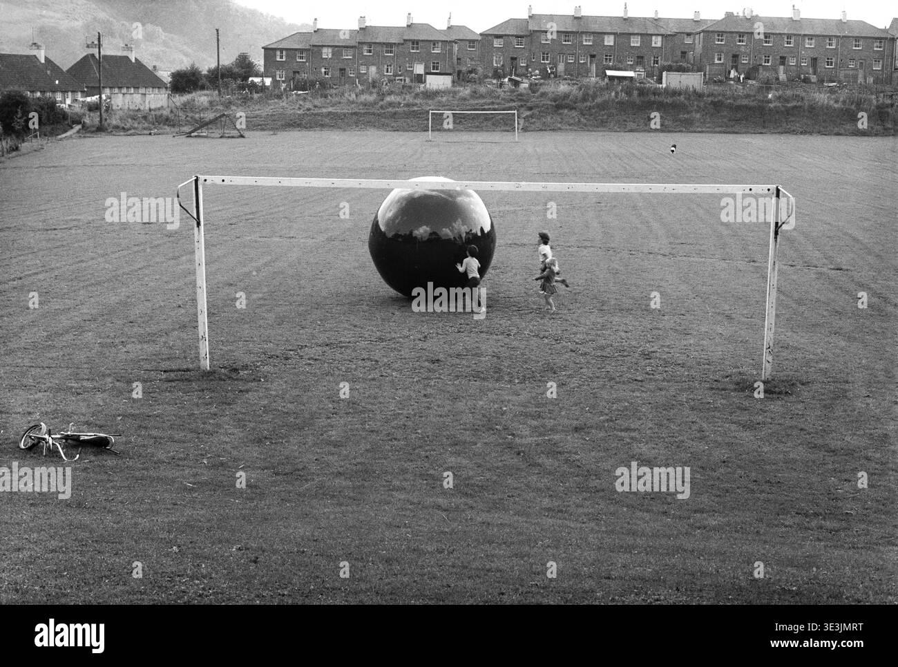 Mitglieder der Community Art Group Action Space Crew errichteten aufblasbare Spielstrukturen während ihrer Tour durch Nordengland im Sommer 1973. Stockfoto